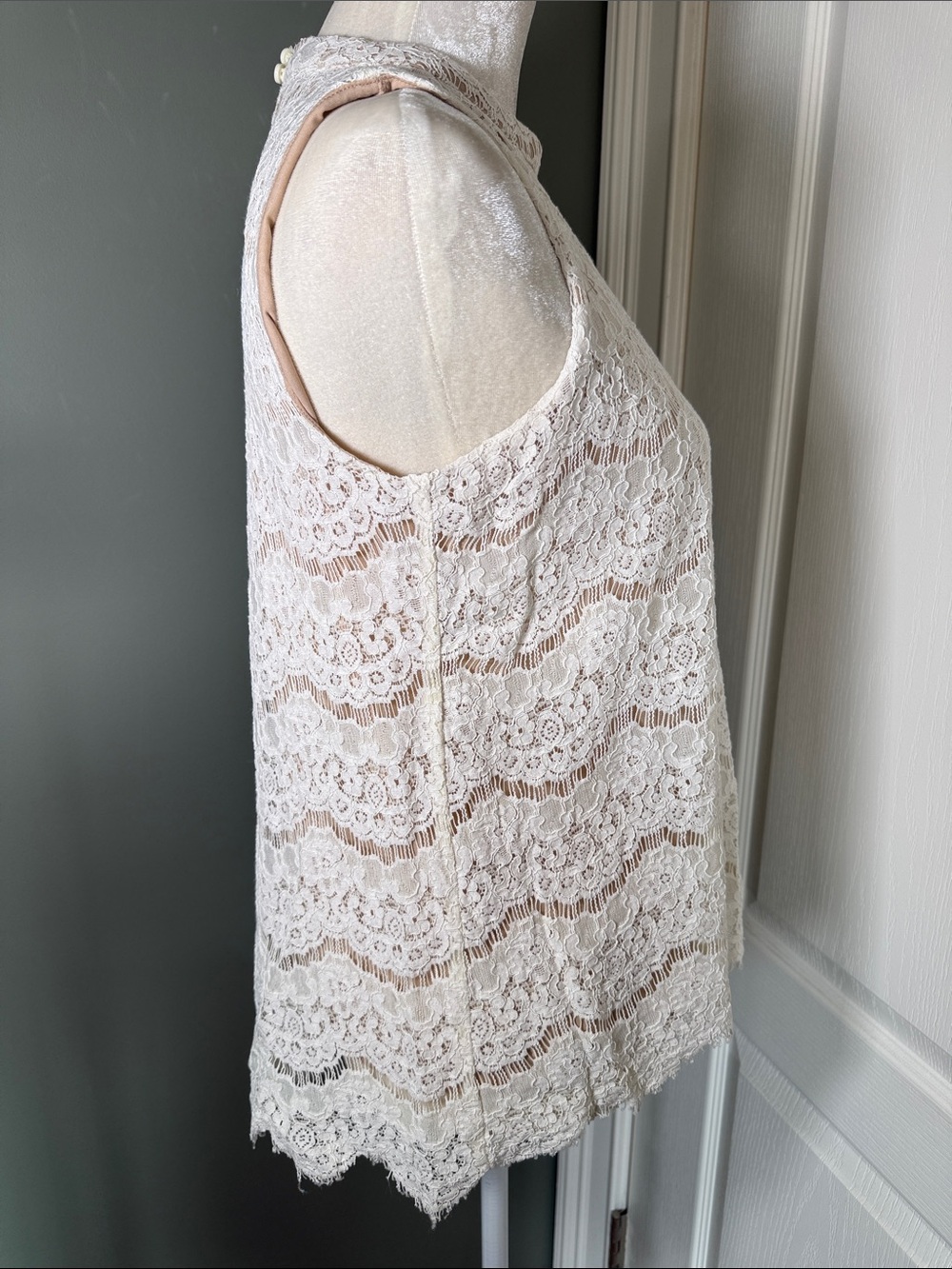 Rose & Olive Ivory Lace Mock Neck Sleeveless Blouse Size M Lined - Picture 5 of 7